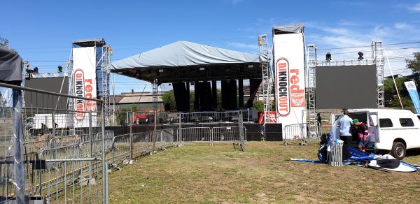 outdoor-stage-barrier-event-banners